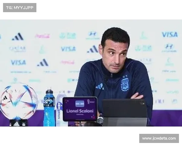 阿根廷主帅斯卡洛尼世界杯抽签送还大力神杯，卫冕征程启幕